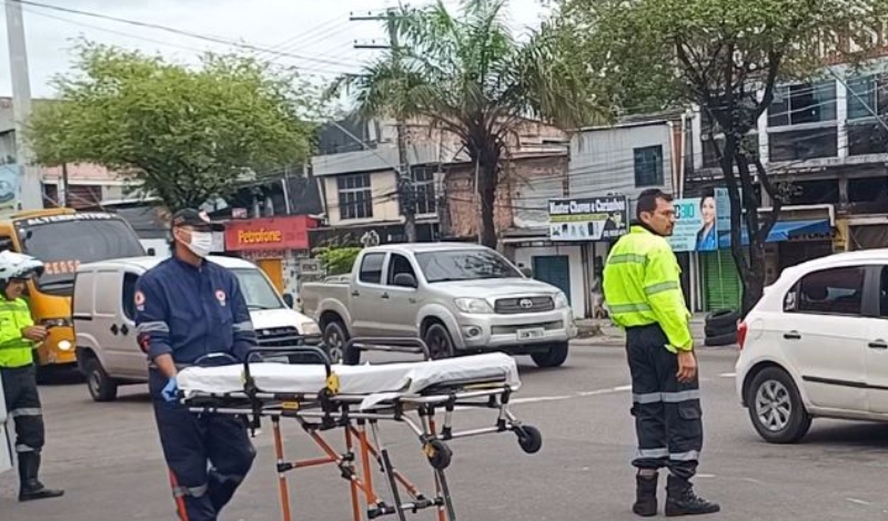URGENTE: motoqueiro de app sofre acidente e idosa fica gravemente ferid4 em Manaus; veja vídeo