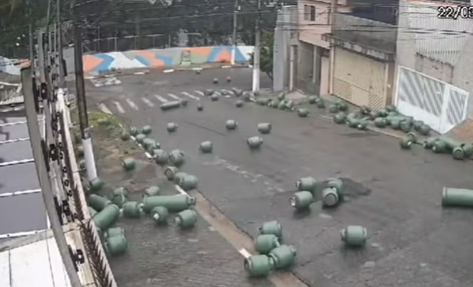 PERIGO: botijões de gás despencam de caminhão em ladeira; veja vídeo
