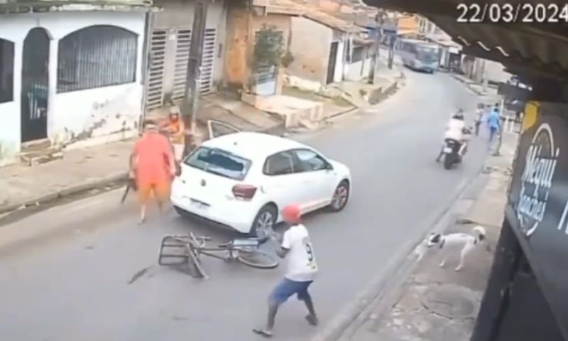 Briga de terçado: motorista e ciclista puxam facão um pro outro e o pior acontece; veja vídeo