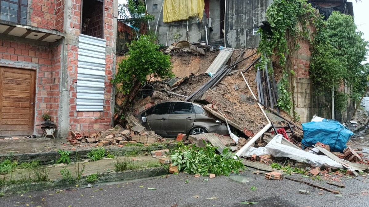 Barranco desaba, destrói carro e criança fica fer1da durante forte temporal em Manaus