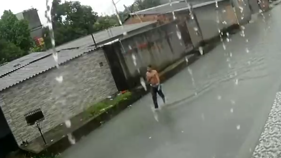 O último suspiro: veja momento em que homem cai m0rto na rua após levar f4cada em Manaus; CENAS FORTES