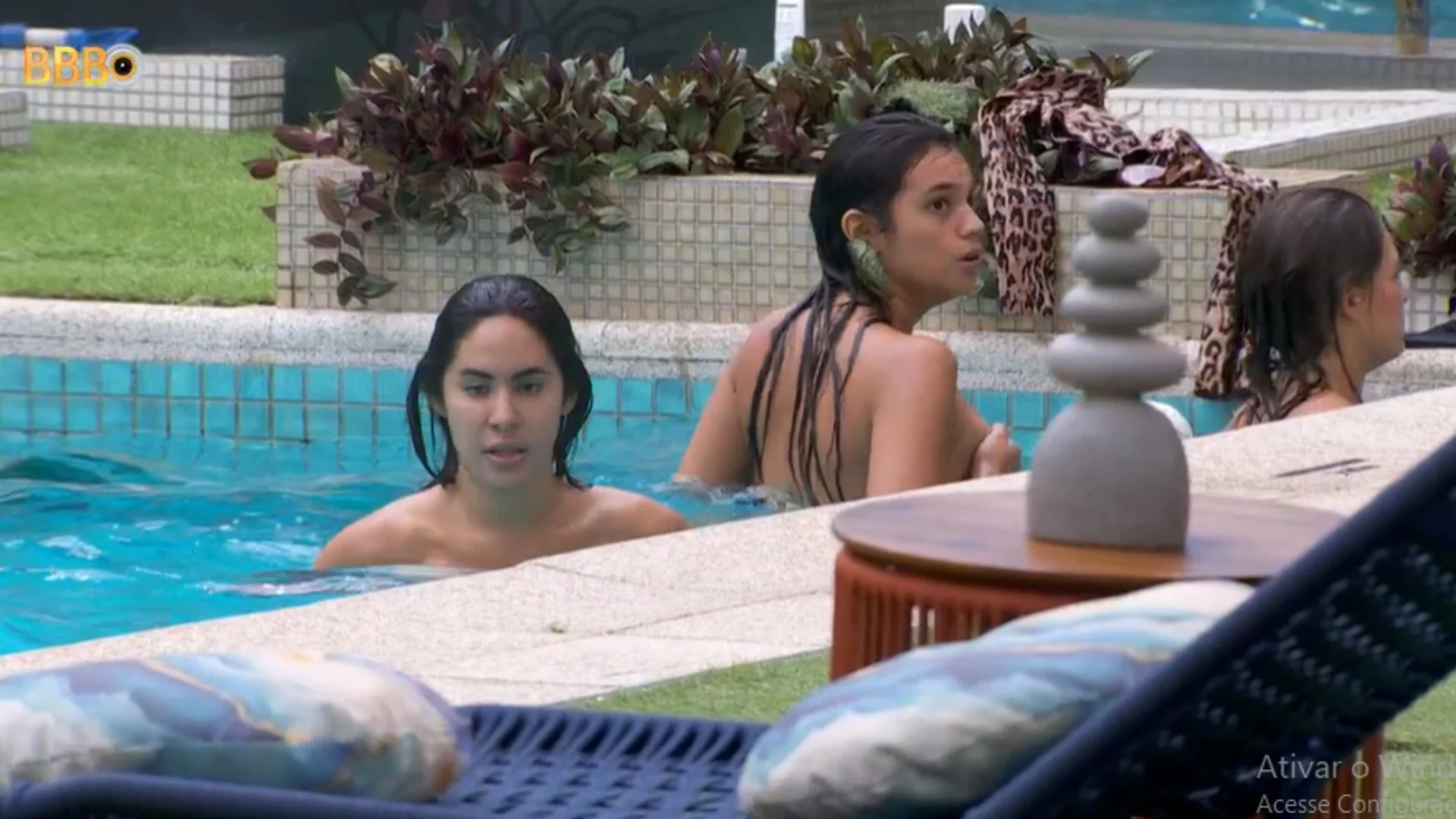 BBB 24: Matteus, Alane, Beatriz e Isabelle e David pulam pel4dos na piscina; veja vídeo