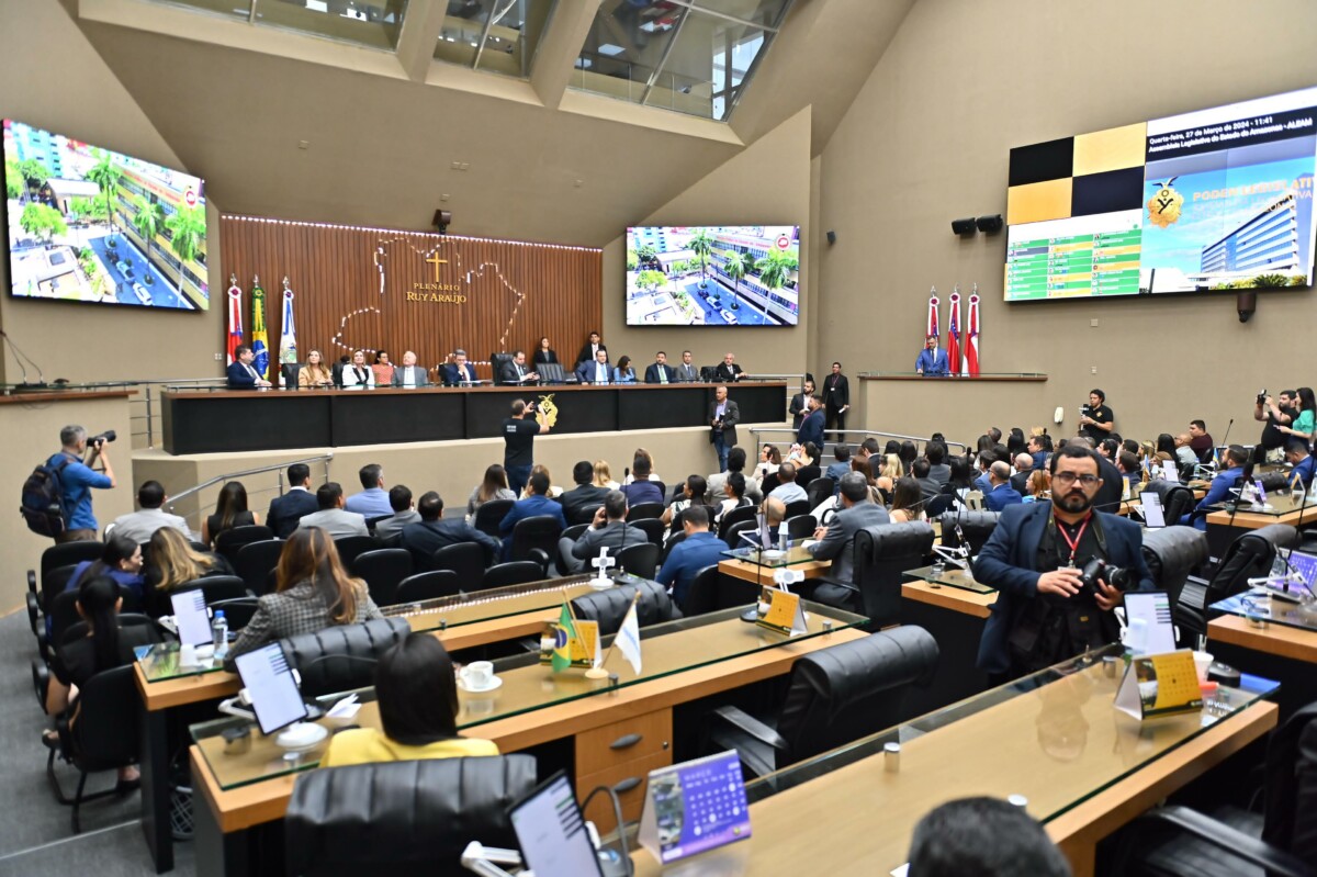 Presidente do TCE-AM marca presença na entrega da Medalha Ruy Araújo ao Procurador-Geral de Justiça