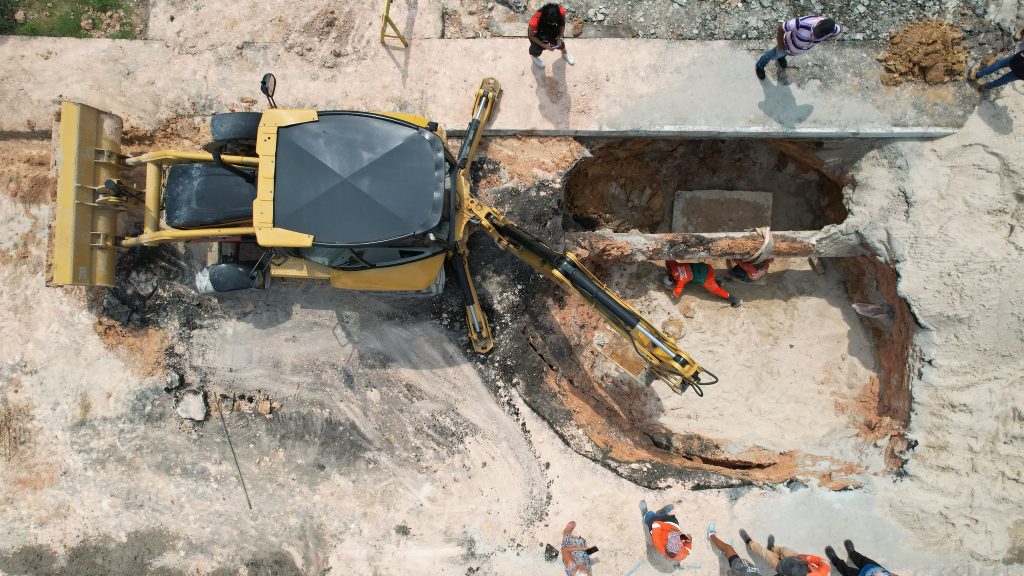 Cratera gigante se abre e toma conta de rua no bairro Praça 14