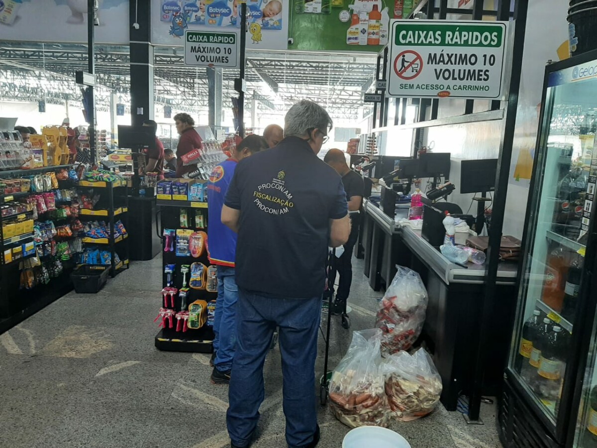 Procon-AM autua supermercado por vendas de produtos estragados na zona sul de Manaus