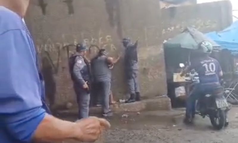Denúncia: PMs são gravados dando tap4 na cara de homem em abordagem na Manaus Moderna; veja vídeos