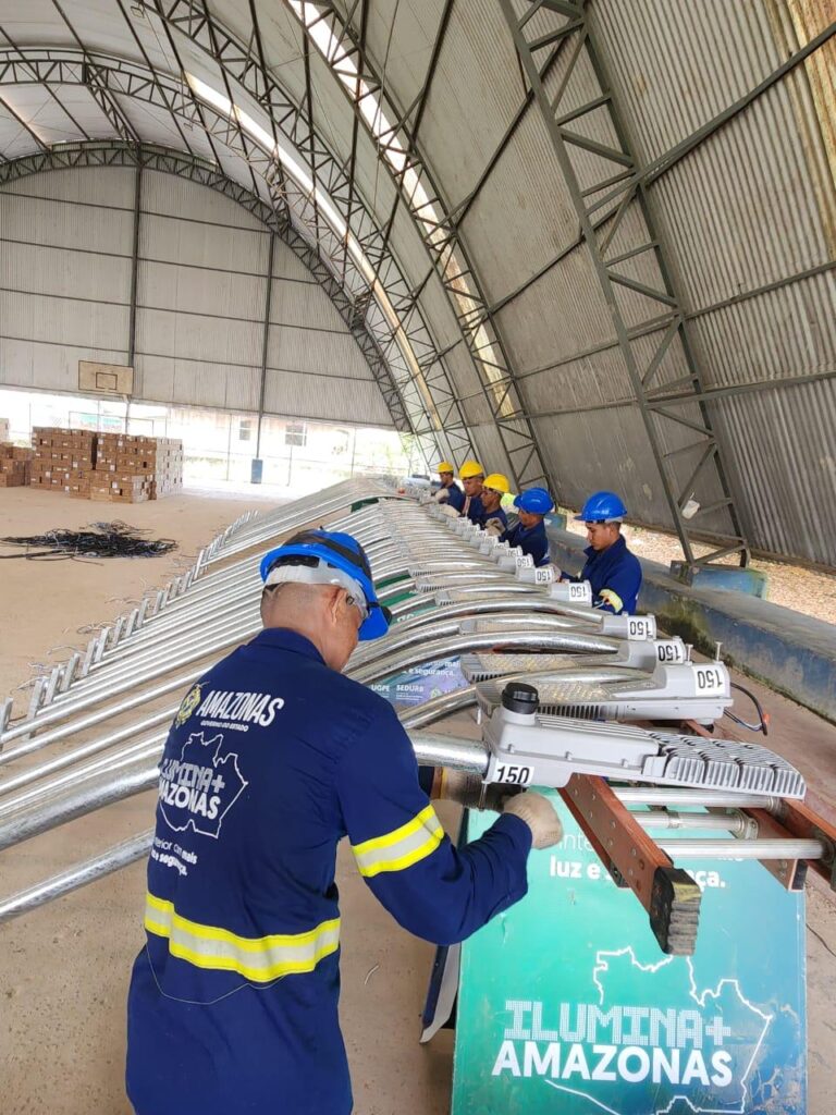 Governo do Amazonas moderniza iluminação pública do Careiro Castanho com instalação de LED