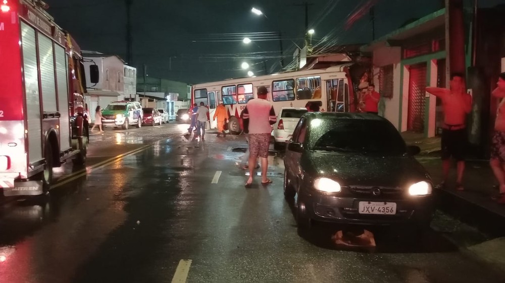 Ônibus bate em comércio após ser atingido por carro que ultrapassou sinal vermelho na Cidade Nova