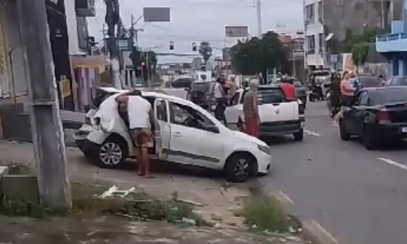 Amarok d3strói carros em gr4ve acident3 no Centro; veja vídeo