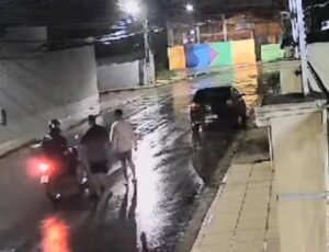 "Se lascou": assaltante recebe 'pei4 brava' de amigos do bairro Planalto; veja vídeo