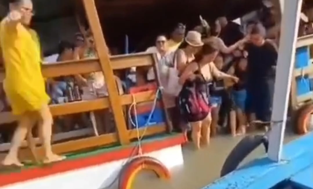 CENAS DE TERROR: flutuante superlotado afunda e causa pânico e correria; veja vídeo
