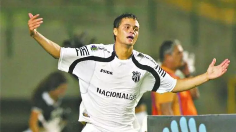 Preto, ex-atacante e ídolo do Ceará, morre aos 37 anos