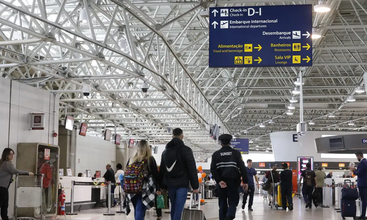 Amazonense é preso com maconha dentro de tambaqui em aeroporto no RJ; veja vídeo