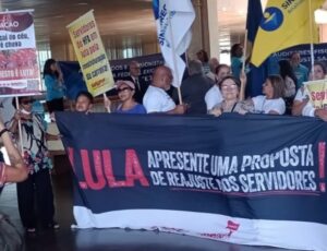 Servidores federais anunciam greve nacional após governo Lula oferecer 0% de reajuste
