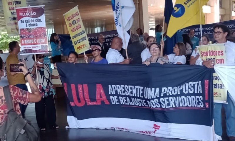 Servidores federais anunciam greve nacional após governo Lula oferecer 0% de reajuste