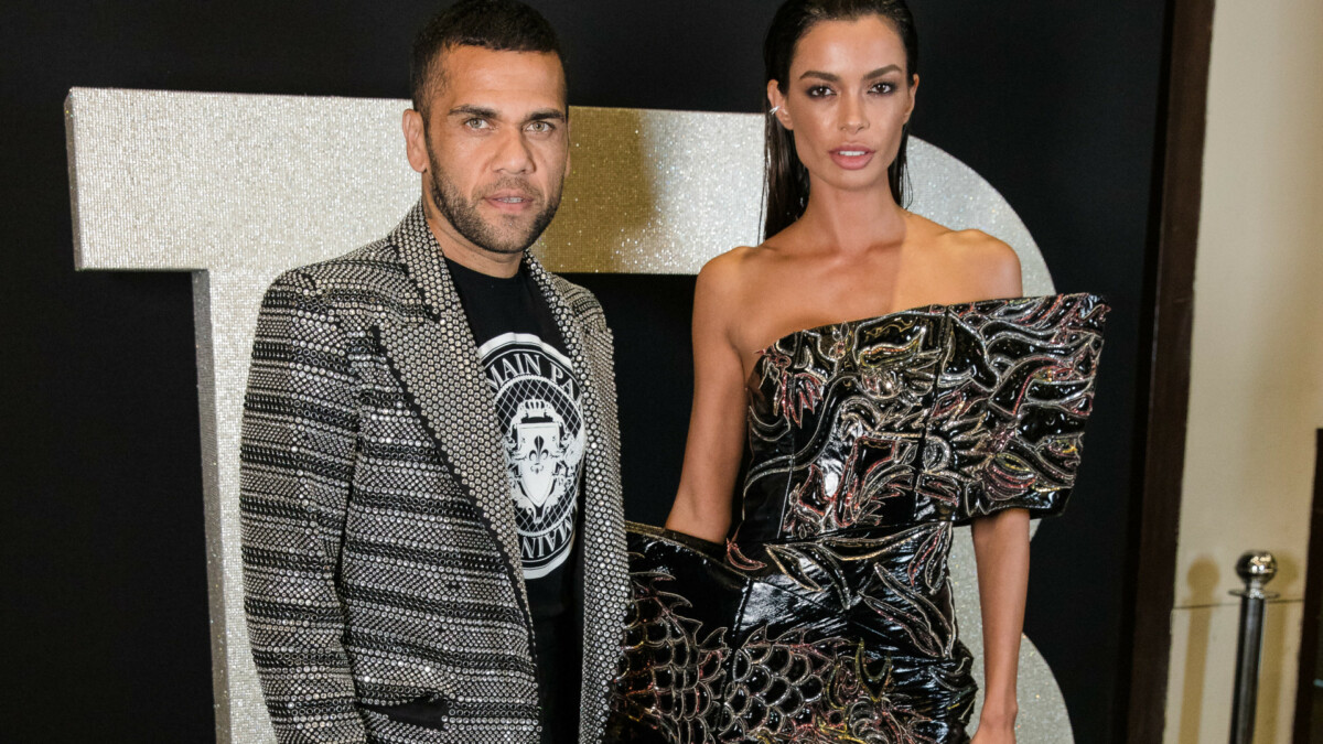 Joana Sanz publica foto de mãos dadas com Daniel Alves