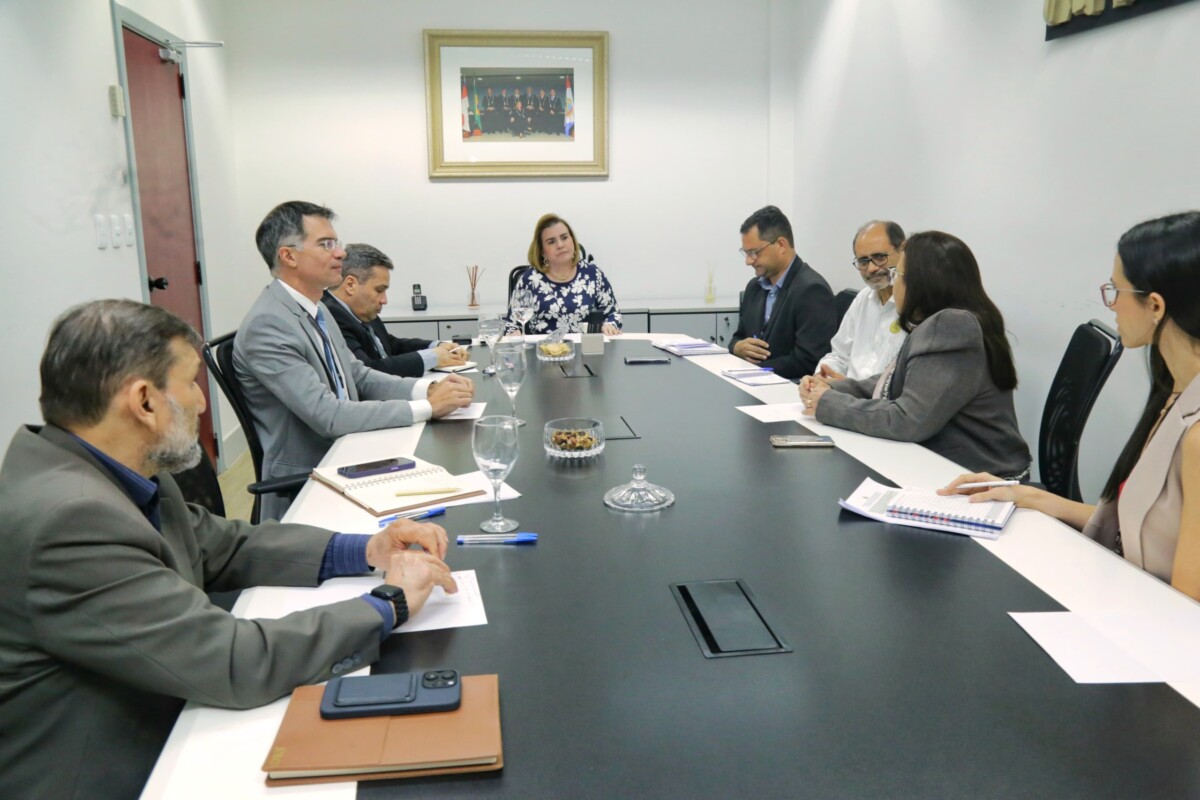 TCE-AM reúne equipe da Educação para discutir irregularidades encontradas em escola