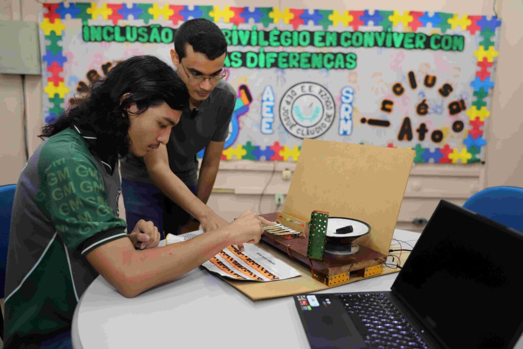 Escola estadual projeta teclado musical voltado para alunos com deficiência auditiva, visual e intelectual