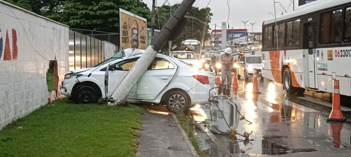 Urgente: veja momento que motorista perde controle de carro e derruba poste na avenida Efigênio Salles