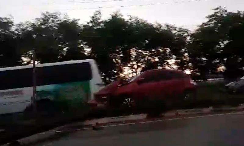 Forte chuva: carro derruba poste na Zona Leste de Manaus