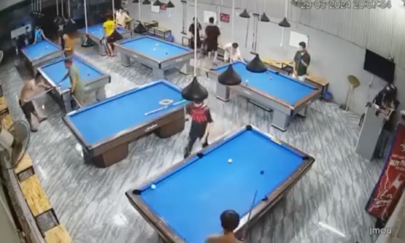 Sinuca entre amigos termina em tragédia: “Foi sem querer!”; veja vídeo