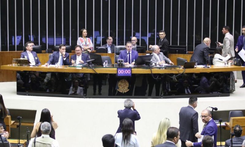 Polêmica: nova PL quer proibir políticos de ganharem dinheiro de monetização com redes sociais