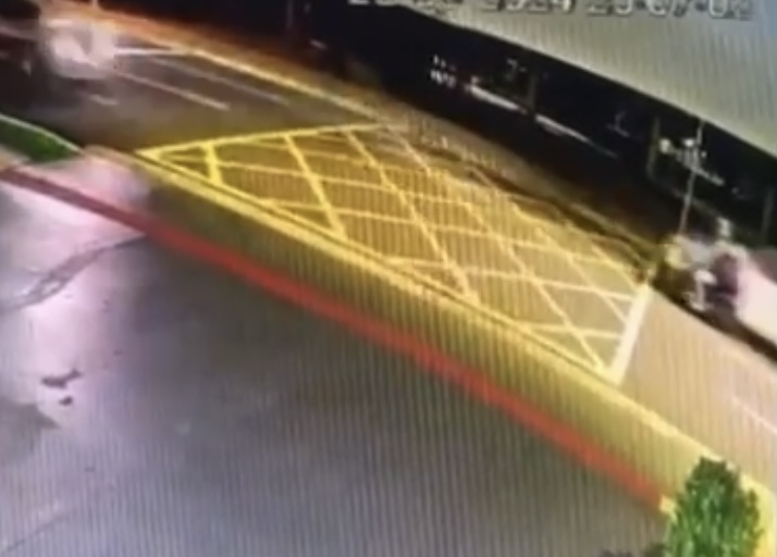 GRAVE: motorista de Porsche atr0pela e mat4 entregador do Ifood; imagens f0rtes