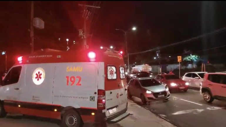 Mulher é atropel4d4 por motoqueiro na faixa de pedestre no Adrianópolis; veja vídeo