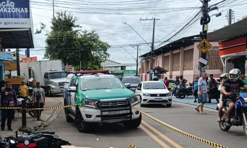 AGORA: Mulher m0rre após bater moto em caminhão na Zona Sul de Manaus; veja vídeo
