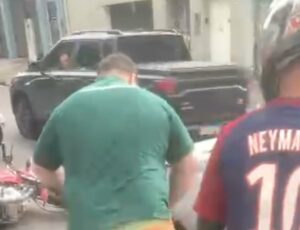 URGENTE: bandidos são atropel4dos e ainda levam "bicud4" de motorista herói no Centro de Manaus; veja vídeo