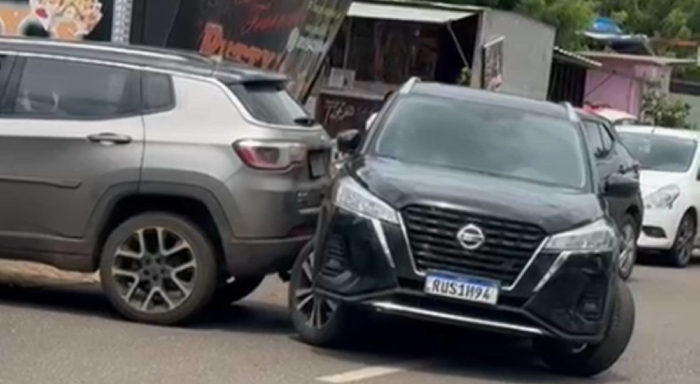 Motorista “fechado” bate em veículo até conseguir sair de vaga; veja vídeo