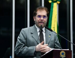 "Canal Direto com o Povo": Senador Plínio Valério ganha destaque por fortalecimento da Ouvidoria no Senado