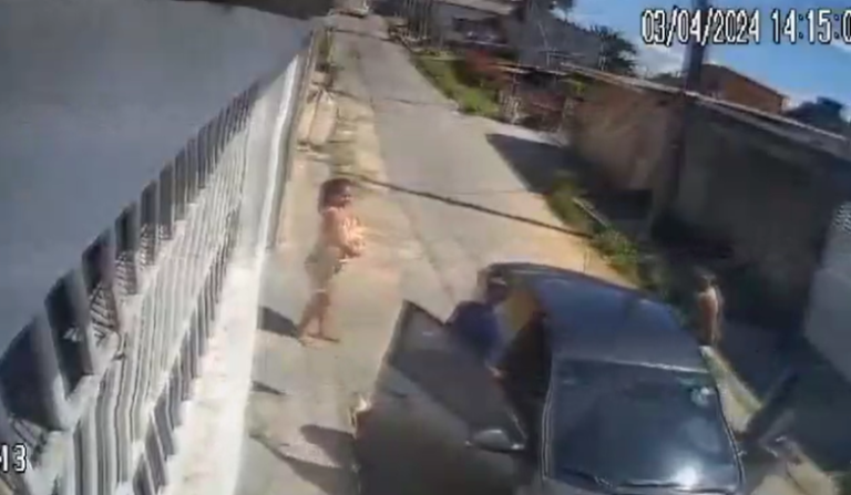 Veja momento em que casal com bebê no colo tem carro roubado por criminosos em Manaus