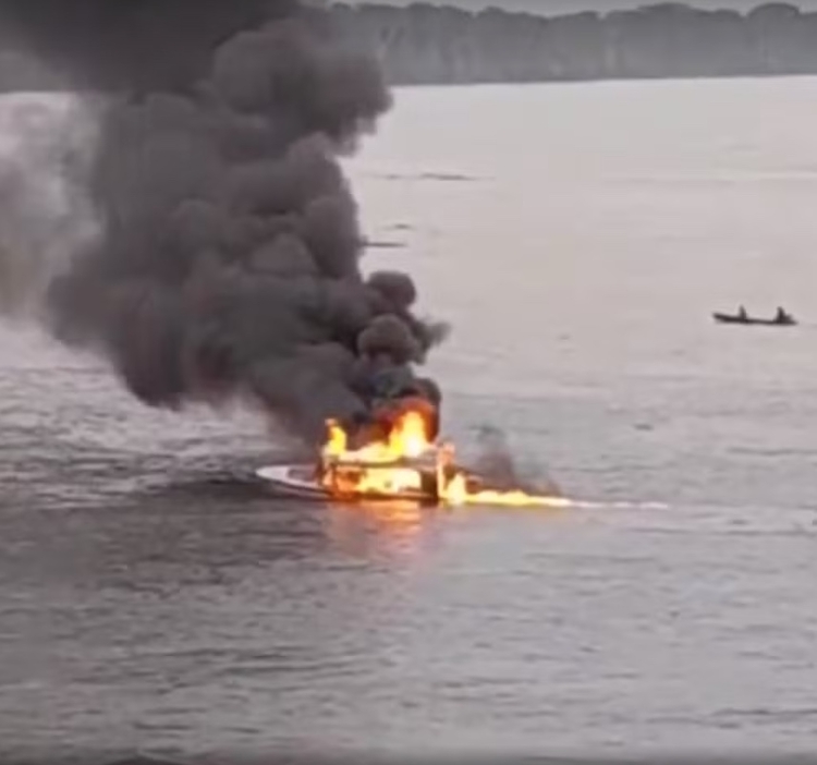 Desesperador: lancha da Funai lotada de passageiros pega fogo em Jutaí; veja vídeo