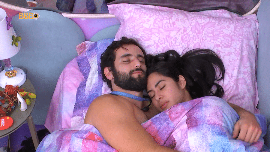 Isabelle e Matteus movimentam edredom no BBB 24 e internet comemora; veja vídeo
