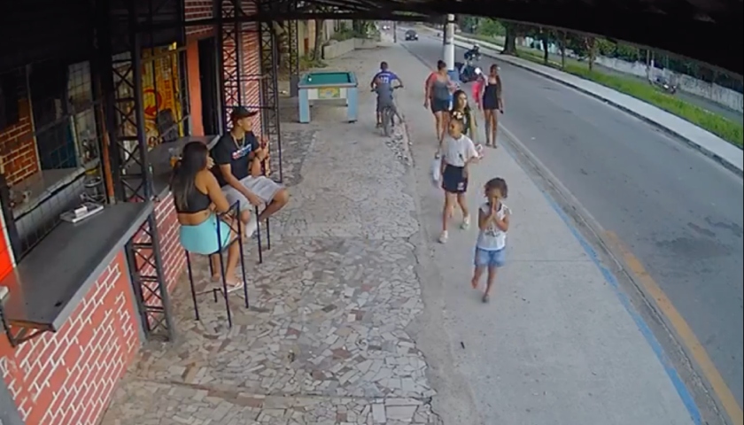 “Efeito dominó”: vídeo chocante mostra momento que motoqueiro atr0pel4 cinco da mesma família; veja