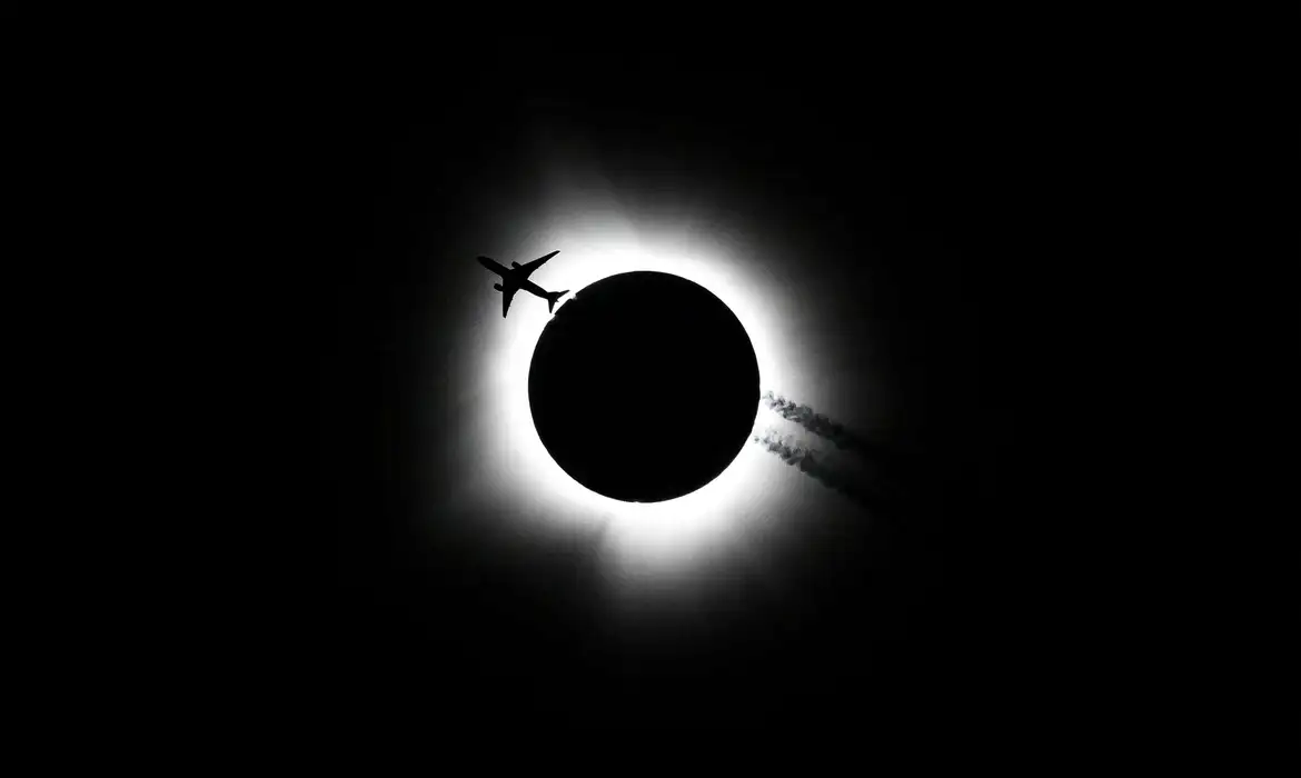 Norteamericanos celebram eclipse total do sol com aplauso e casamento