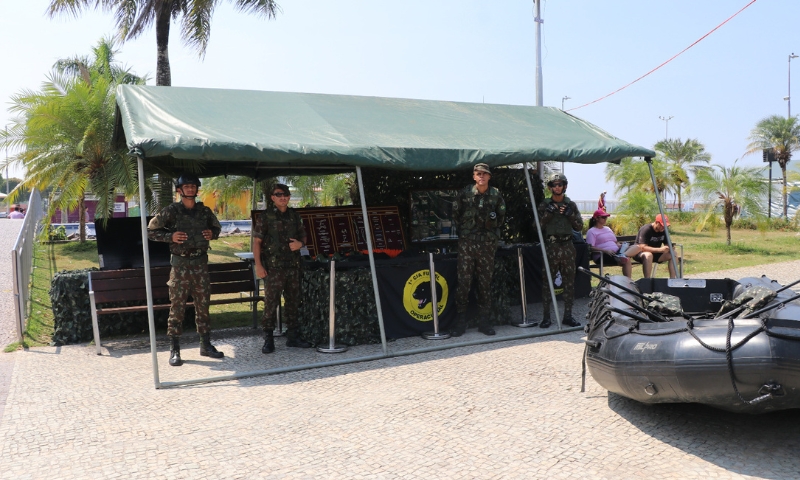 CMA realiza ‘ação cidadania’ na Ponta Negra em comemoração ao dia do exército