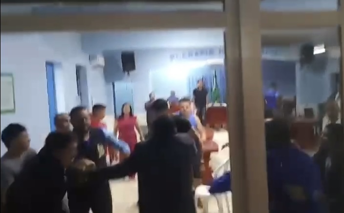 Votação de projetos termina em porr4dã0 entre vereadores na Câmara Municipal; veja vídeo