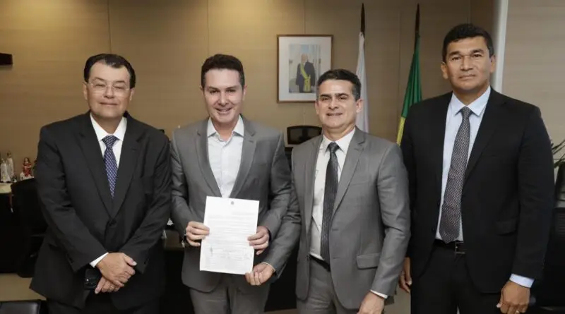 Prefeito David Almeida assina convênio que garantirá 1.056 moradias na comunidade Pingo D’Água
