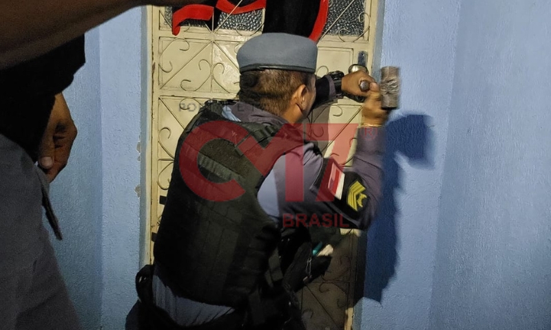 EXCLUSIVO: Criança trancada em casa pela mãe é resgatada pela polícia; veja vídeos