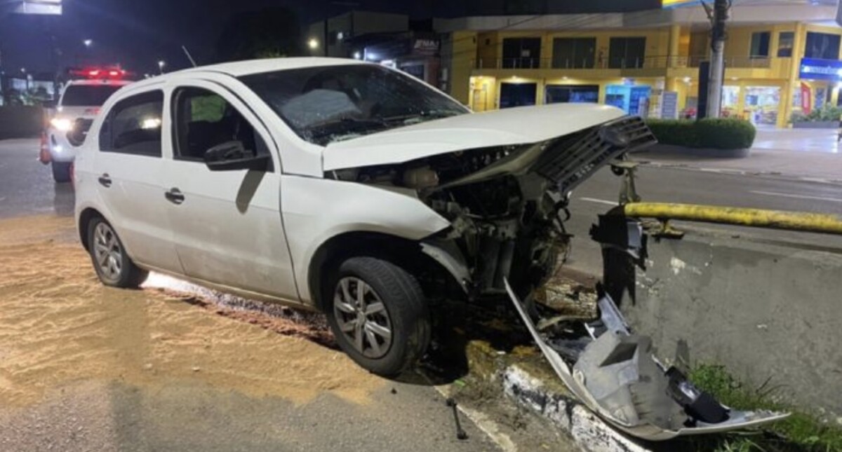 Motorista dorme ao volante e acaba colidindo com mureta na Av. Mário Ypiranga