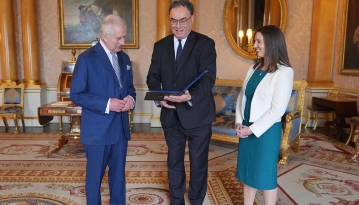 Rei Charles 3º recebe as primeiras cédulas impressas com o rosto dele; “Muito elegante”, diz monarca