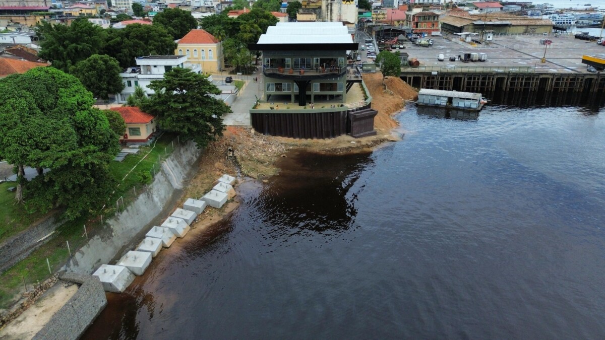 Píer turístico de Manaus chega a 92% de conclusão e poitas são transportadas para o mirante Lúcia Almeida