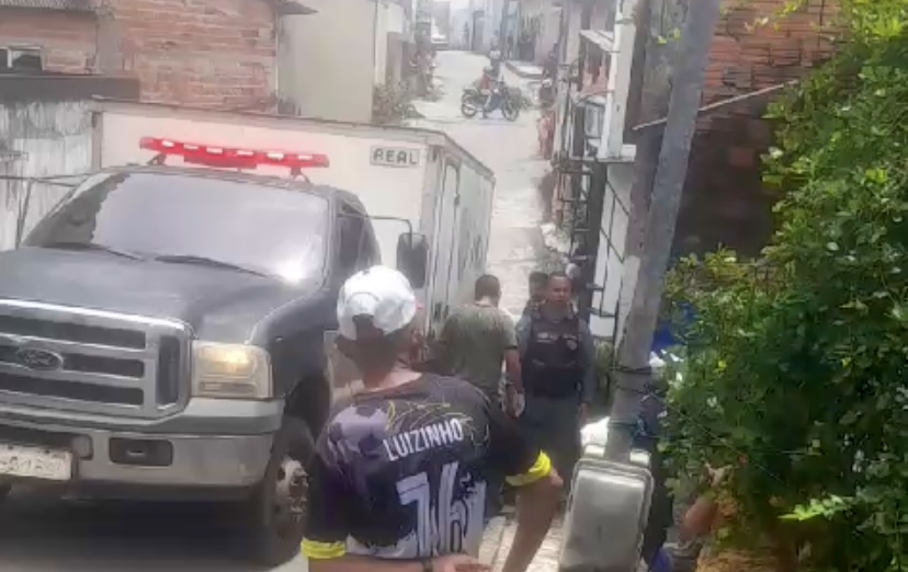 Revoltante: viciada em drogas mat4 filha recém-nascida; veja vídeo