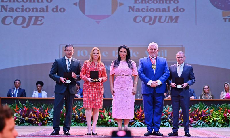 Presidente do TCE-AM recebe medalhas  em evento nacional de ouvidores por criação da Ouvidoria da Mulher