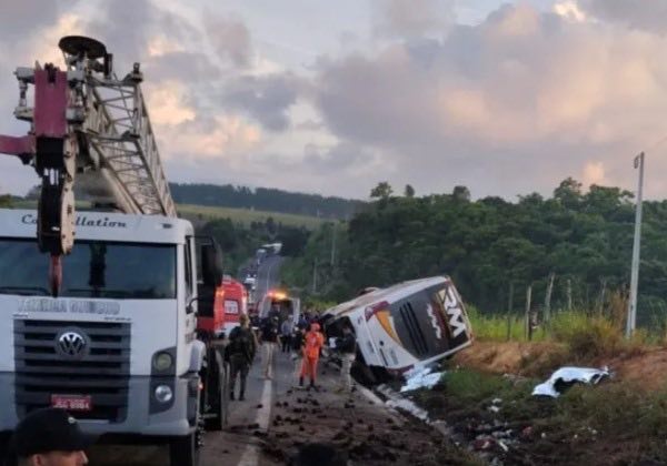Fatalidade: nove pessoas morr3m e outras ficam feridas em acidente com ônibus de turismo; veja vídeo