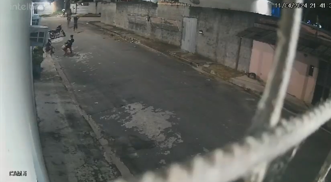 Câmera registra momento em que mulher é balead4 na cabeça no Jorge Teixeira; veja vídeo