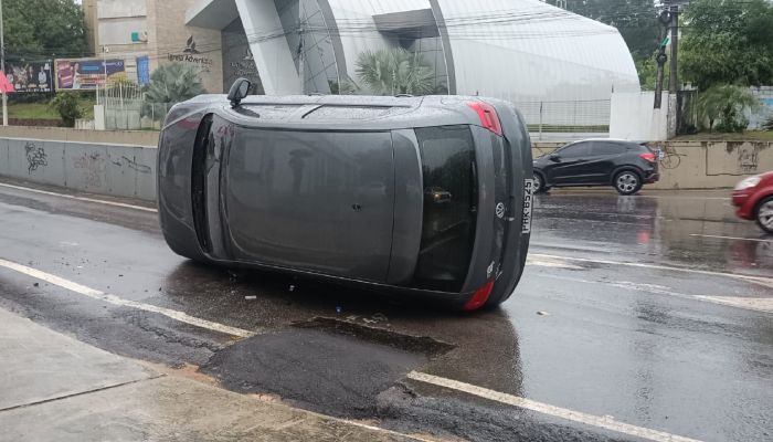 Carro capota na Av. Umberto Calderaro durante manhã de chuva em Manaus