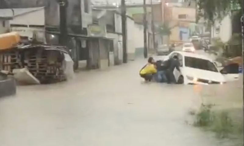 “Foi por pouco”: carro quase é engolido por igarapé durante tempestade em Manaus; veja vídeo